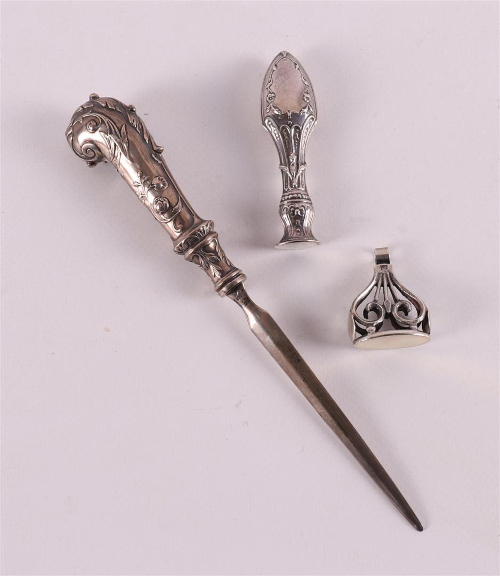 A first grade 925/1000 silver letter opener on a pistol grip, around 1900.