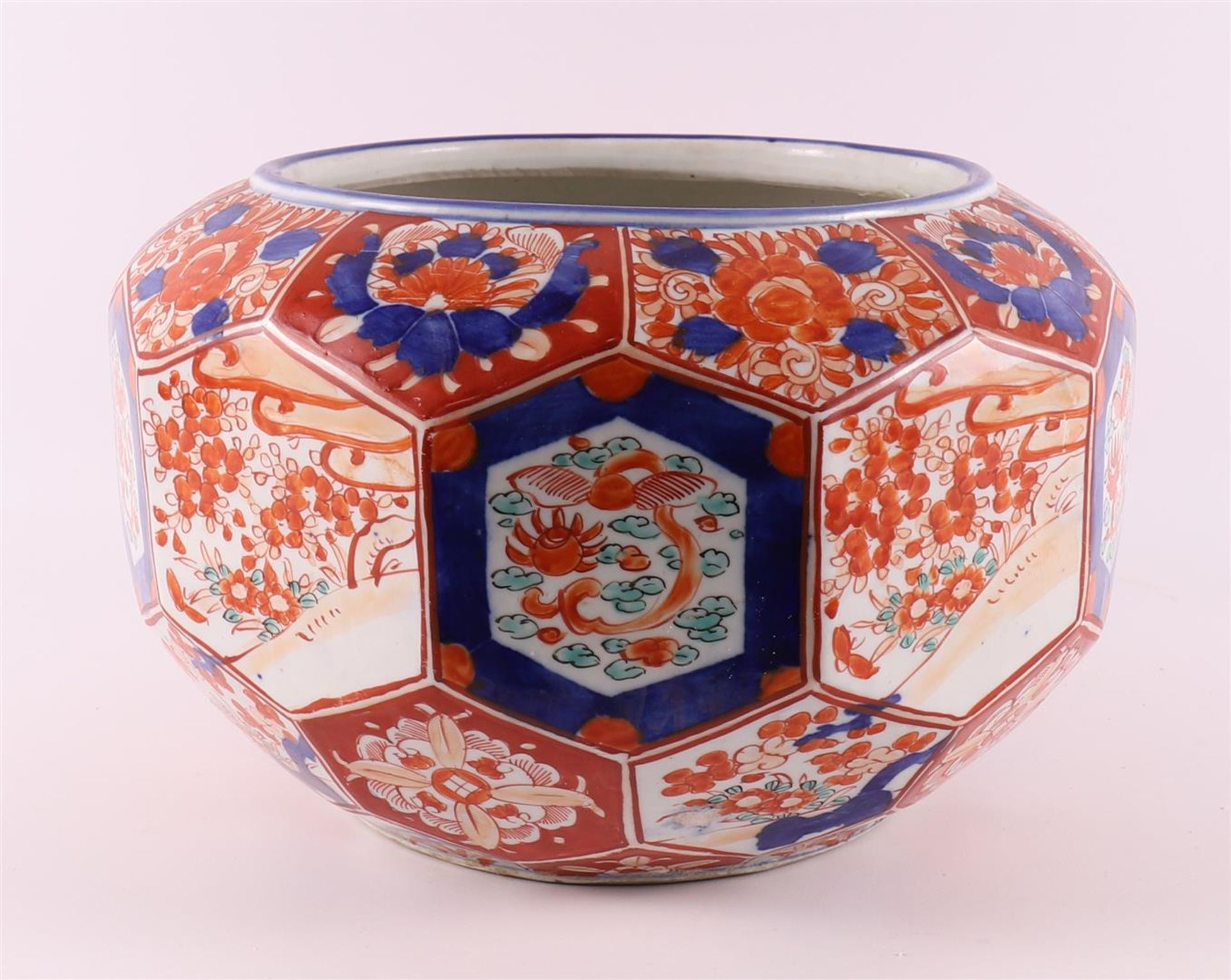 A faceted porcelain Imari cachepot, Japan, Meiji, 19th century.