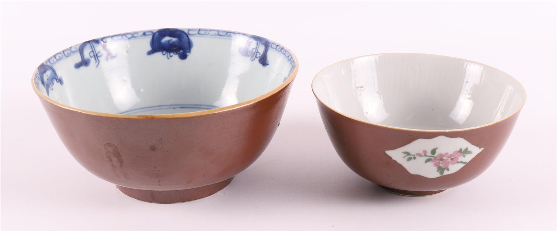 A porcelain Batavia porcelain bowl on stand ring, China, Qiainlong, 18th C.