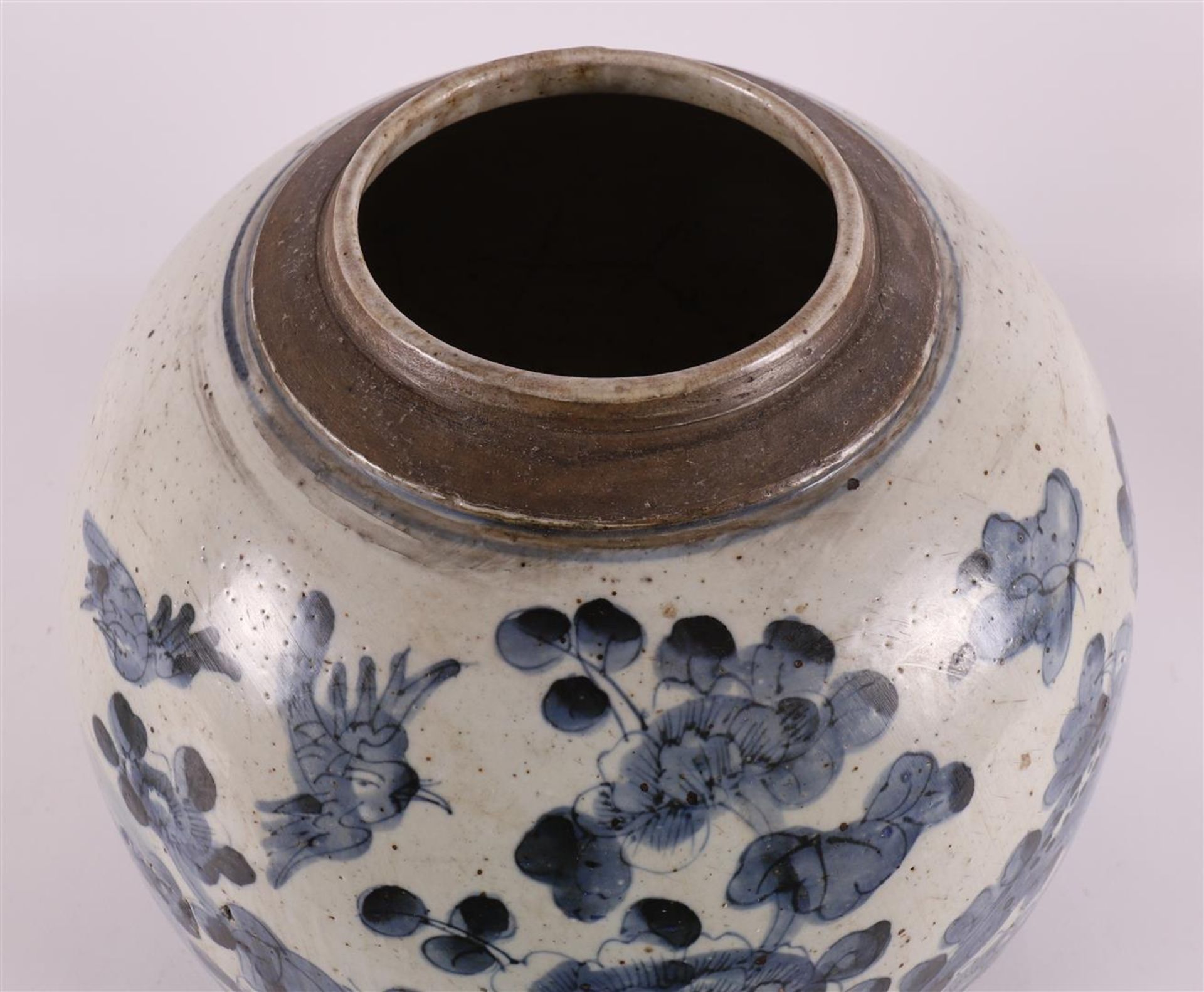 A blue/white porcelain ginger jar with lid, China, 19th century. - Image 6 of 11