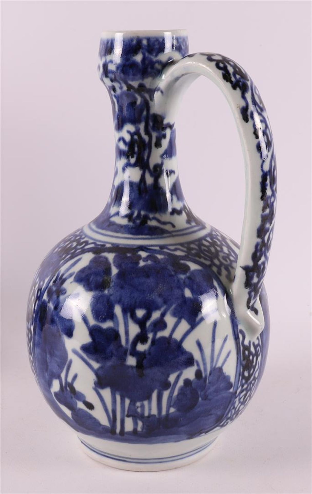 A set of blue/white porcelain jugs, Japan, Arita, 17th century. - Bild 6 aus 17