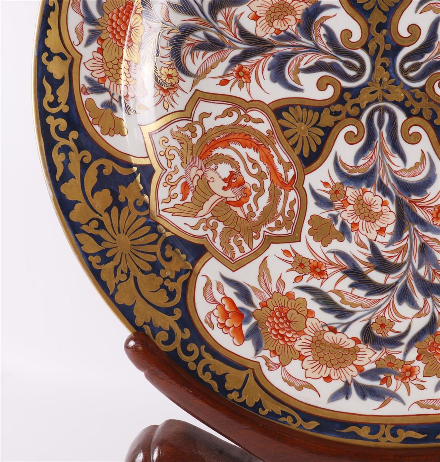 A large porcelain Imari dish, Japan, around 1700. - Bild 5 aus 11