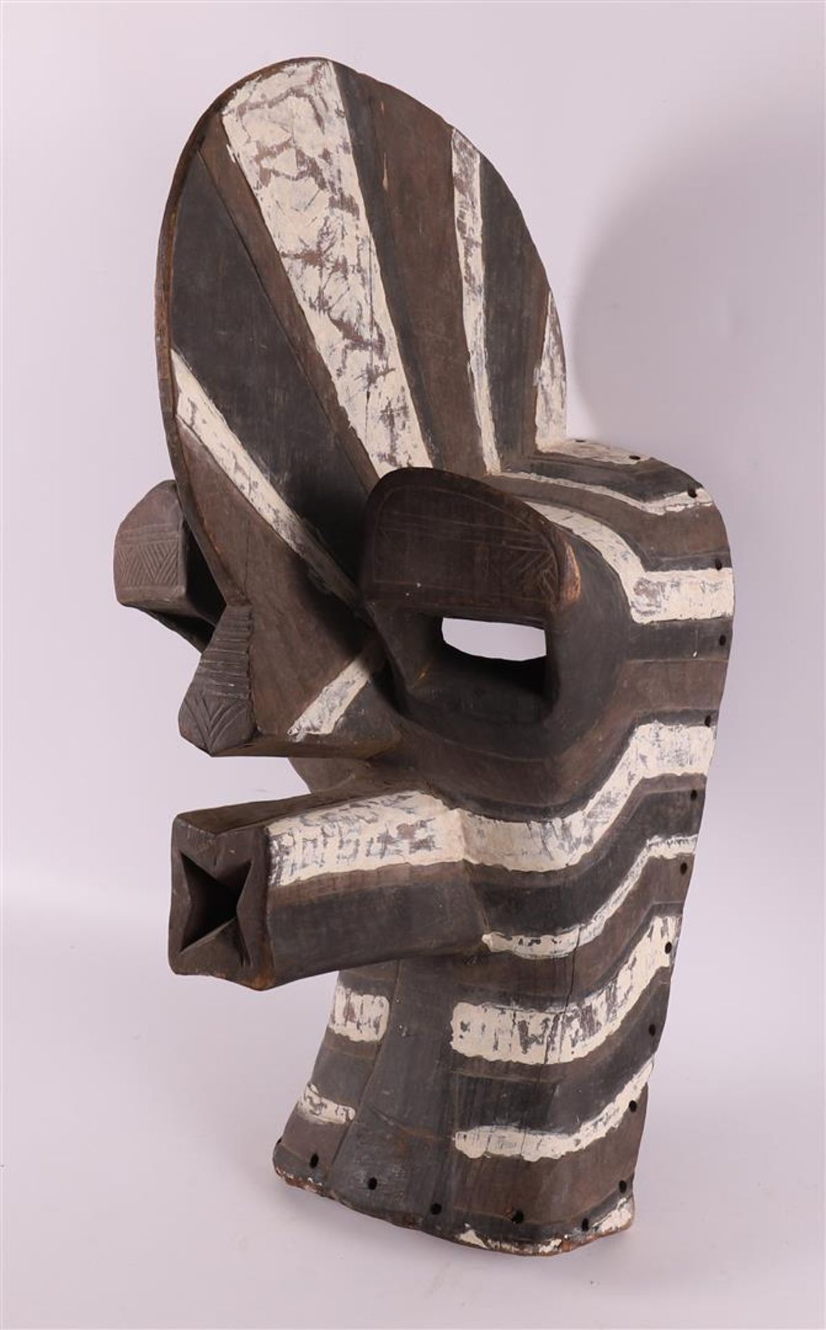 A carved wooden kifwebe mask, Songue tribe, Congo, Africa, 20th century. - Bild 2 aus 4