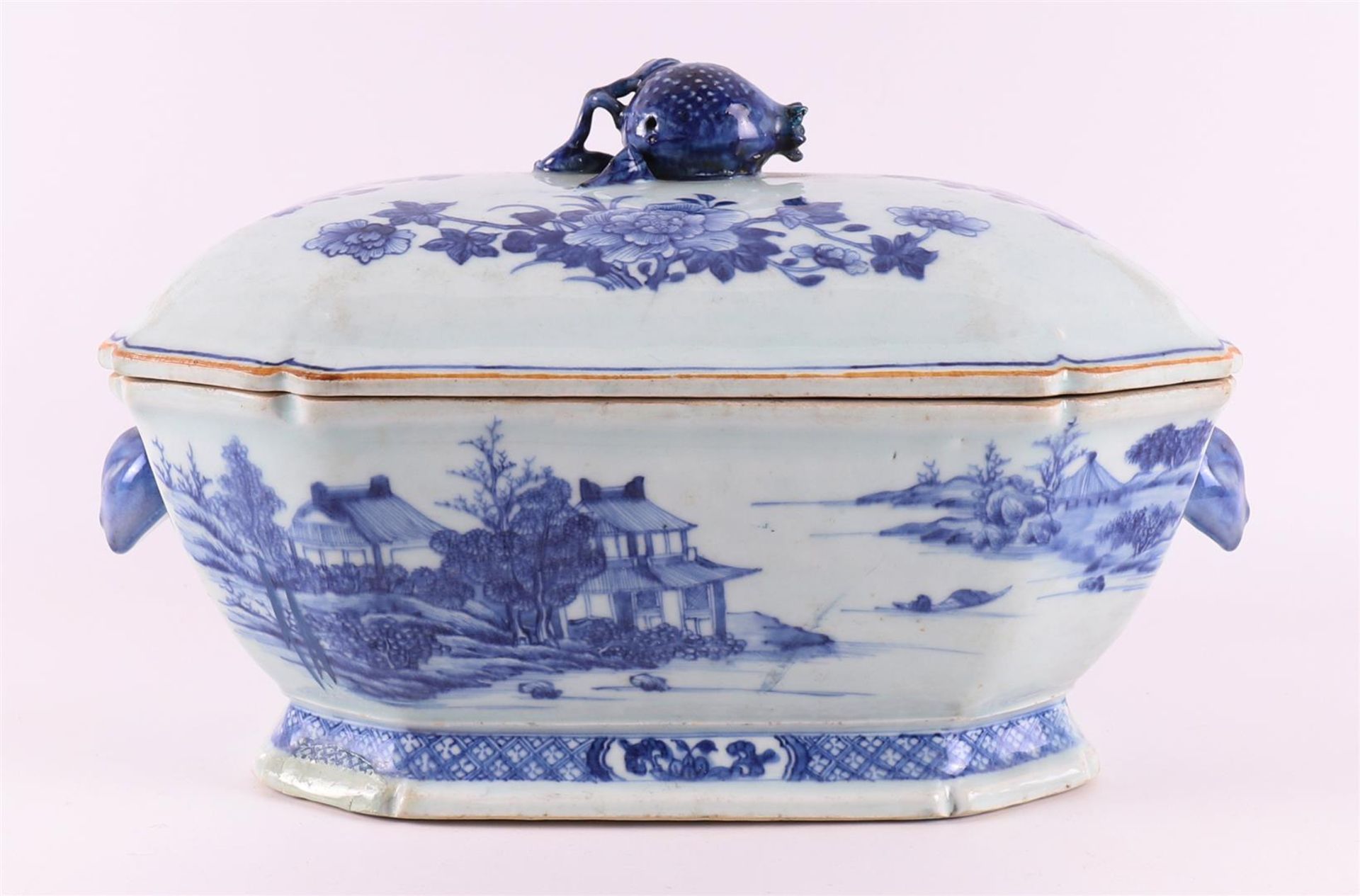 A blue/white porcelain tureen, China, Qianlong, 18th century. - Bild 2 aus 12