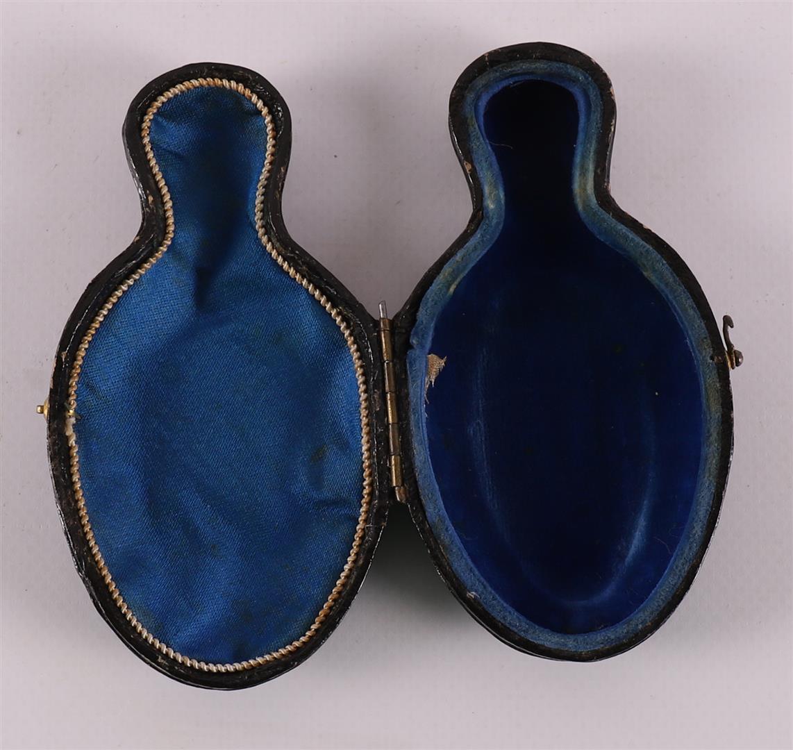 A clear crystal odor flask with gold lid and frame, around 1900 - Image 4 of 8