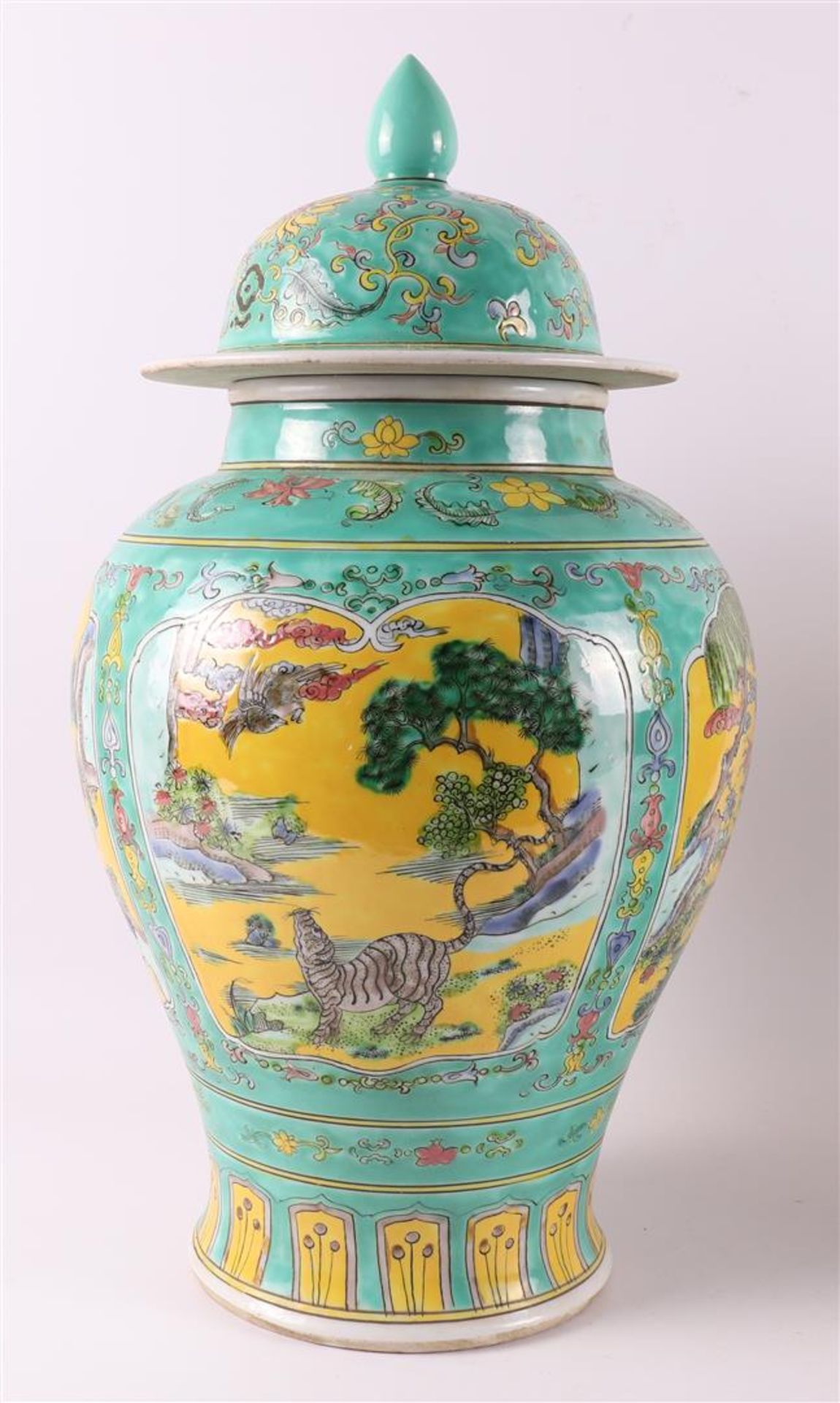 A pair of verte and jaune glazed lidded vases, China, around 1900. - Image 5 of 17