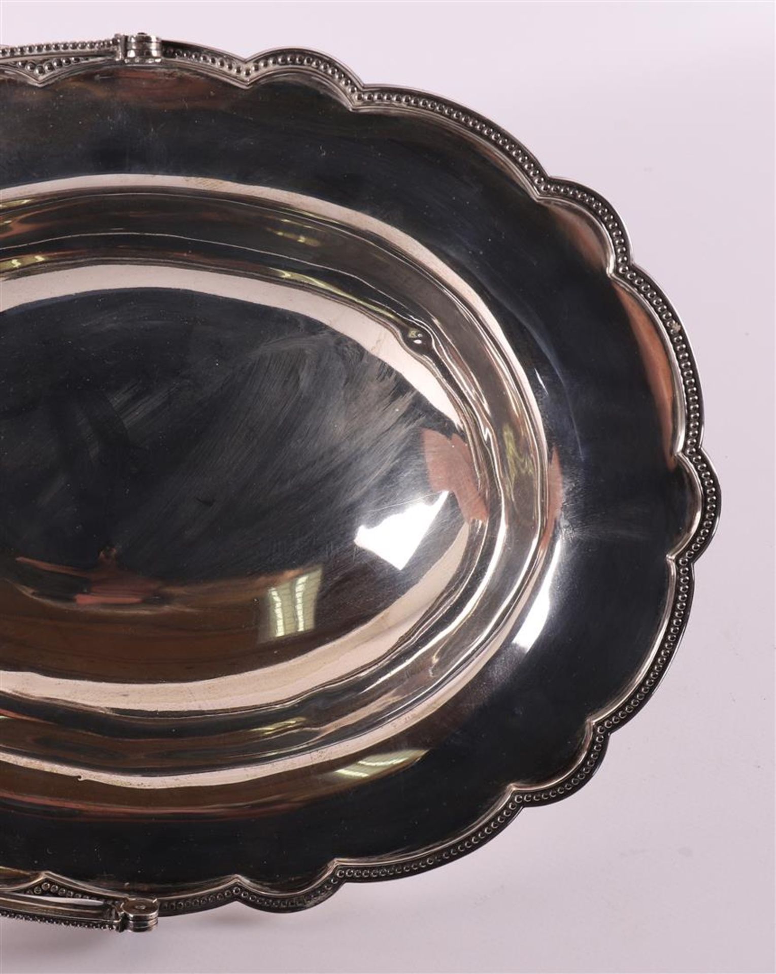 An oval second grade 835/1000 silver handle bowl, around 1900. - Bild 3 aus 4