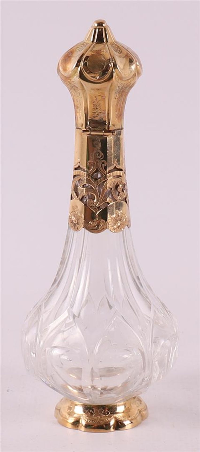 A clear crystal odor flask with gold lid and frame, 19th century. - Image 3 of 7