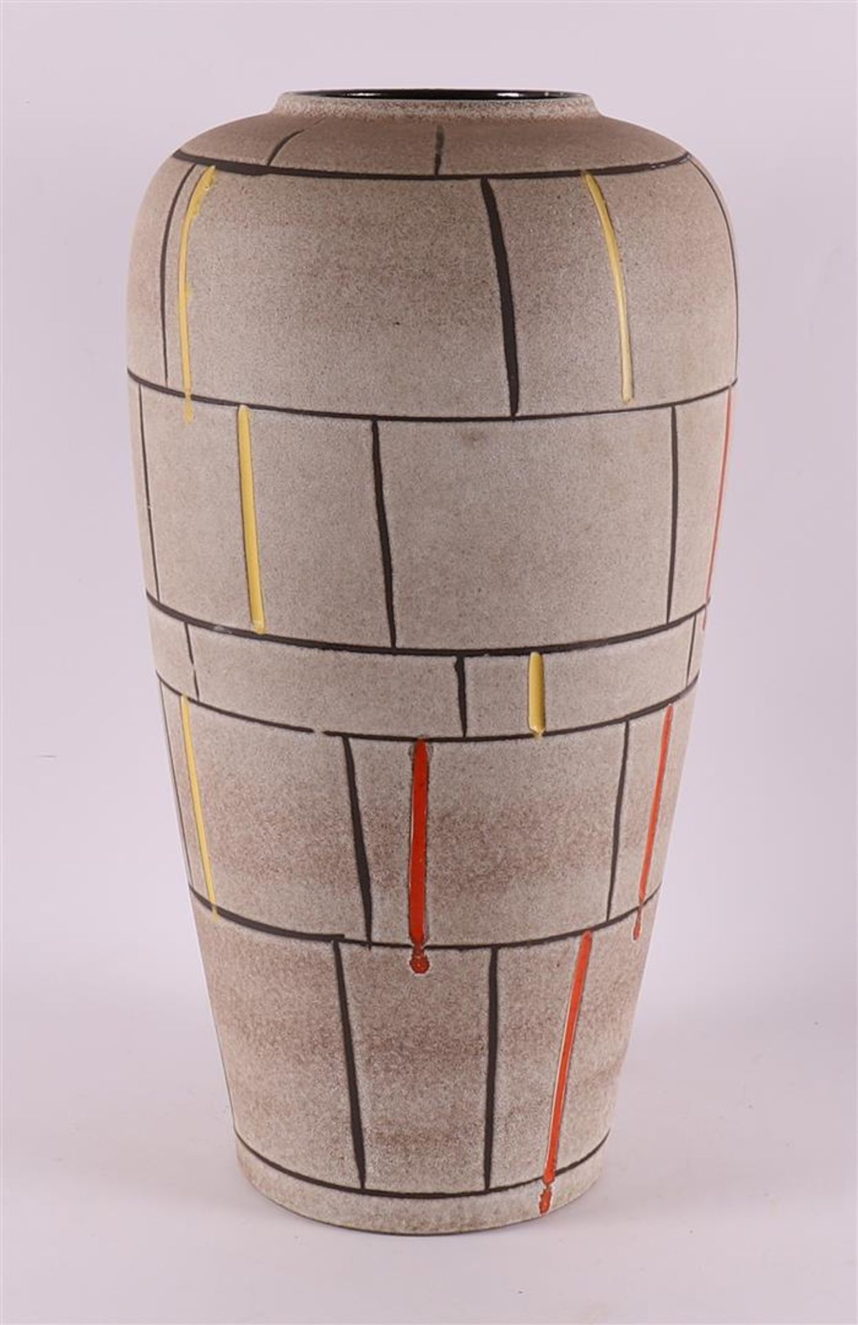 A porcelain vase with geometric decor, Germany, 1950s/60s. - Bild 2 aus 4