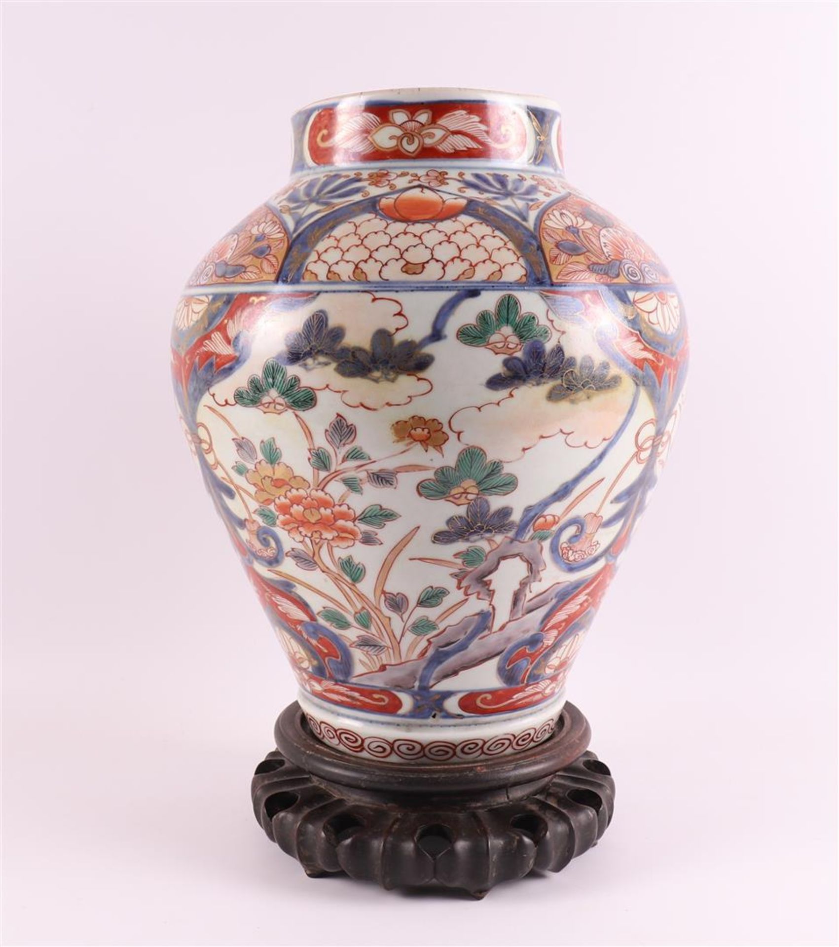 A porcelain Imari vase, Japan, Edo, early 18th century.