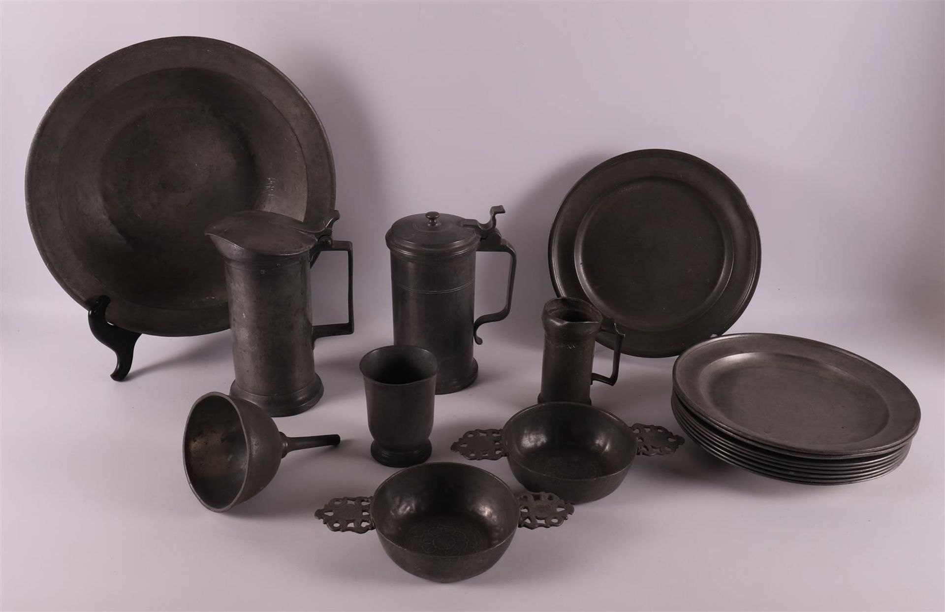 A lot of various tin, including lid jug and plates, 18th/19th century.