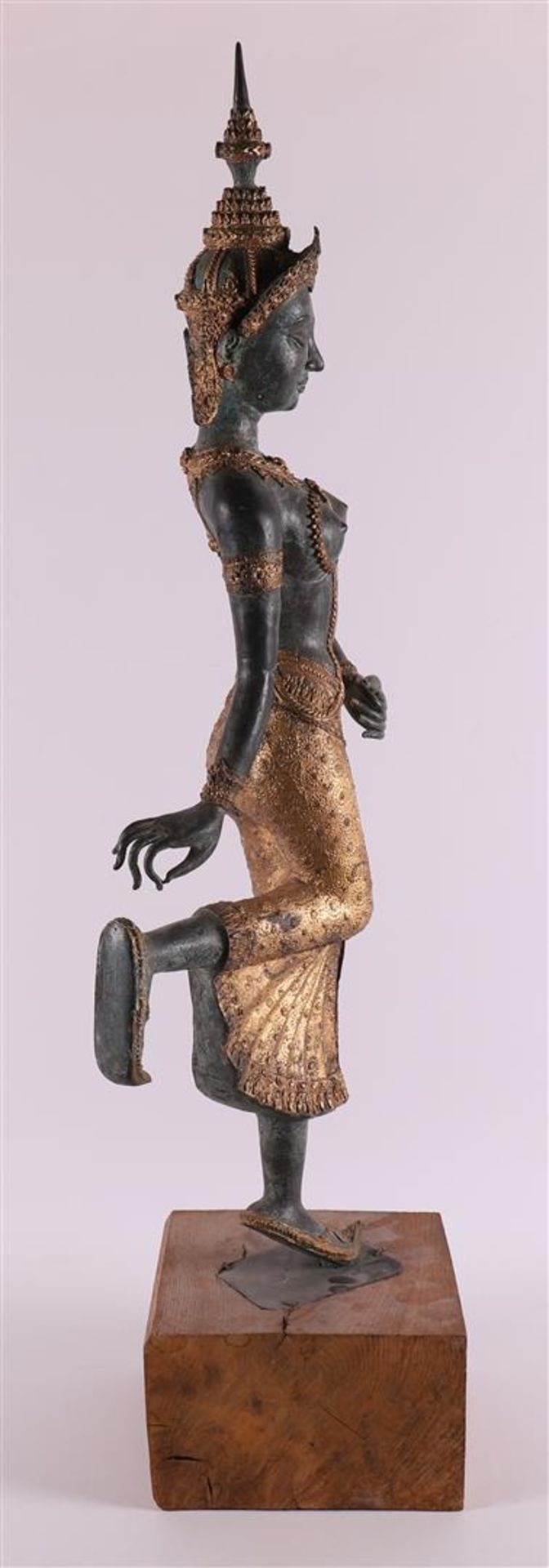 A green patinated standing dancer, India, 2nd half of the 20th century. - Bild 4 aus 4