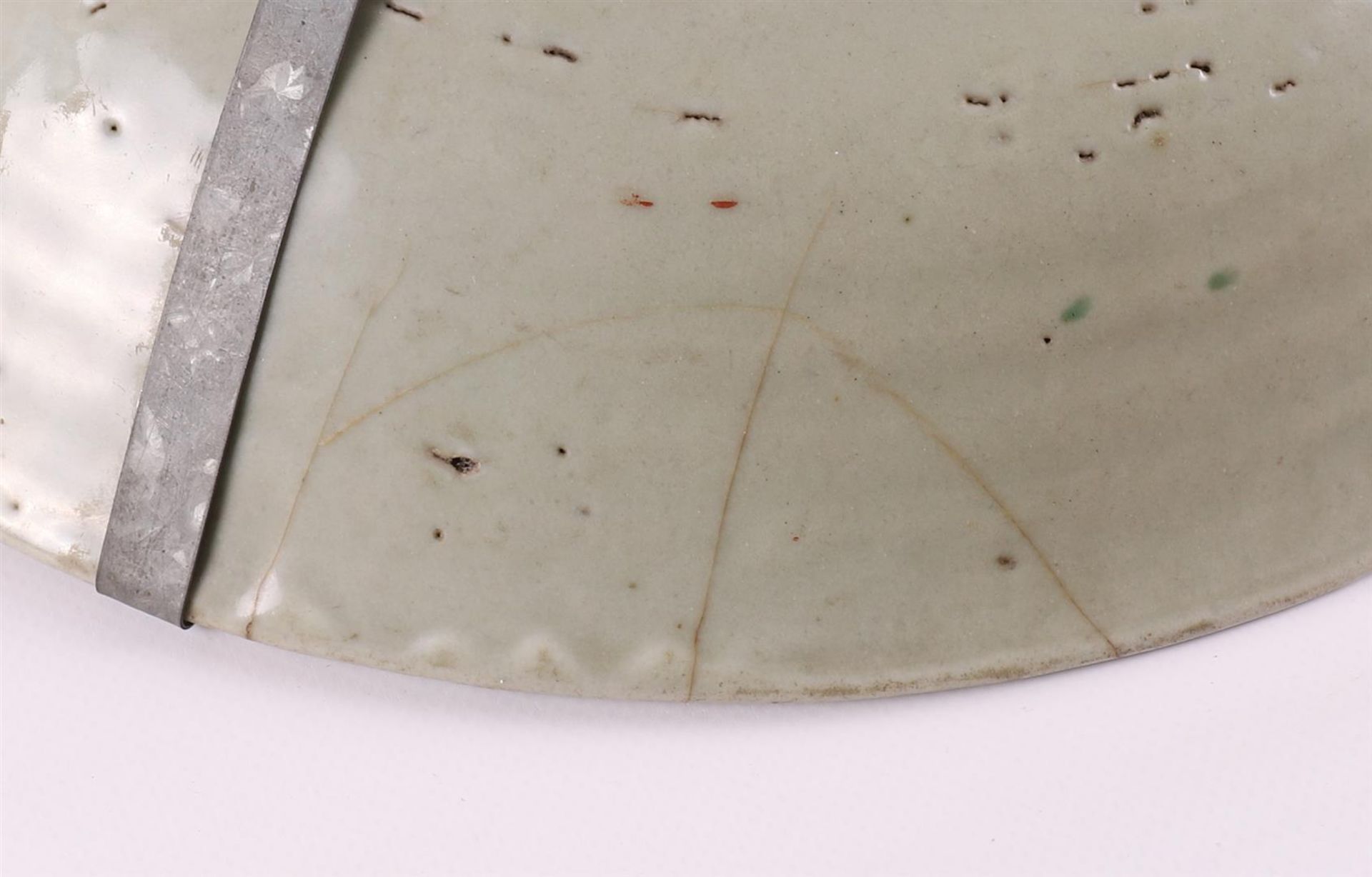 A porcelain Swatov dish, China, Ming, 17th century. - Image 3 of 4