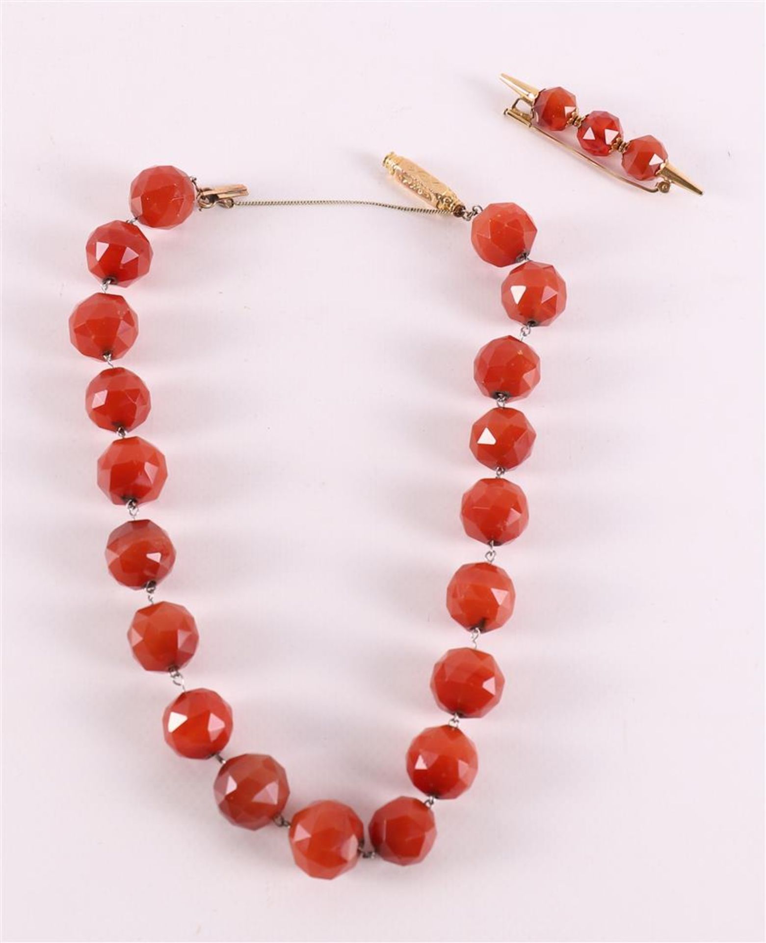 A faceted spherical carnelian necklace with a 14 kt gold clasp. - Bild 2 aus 2