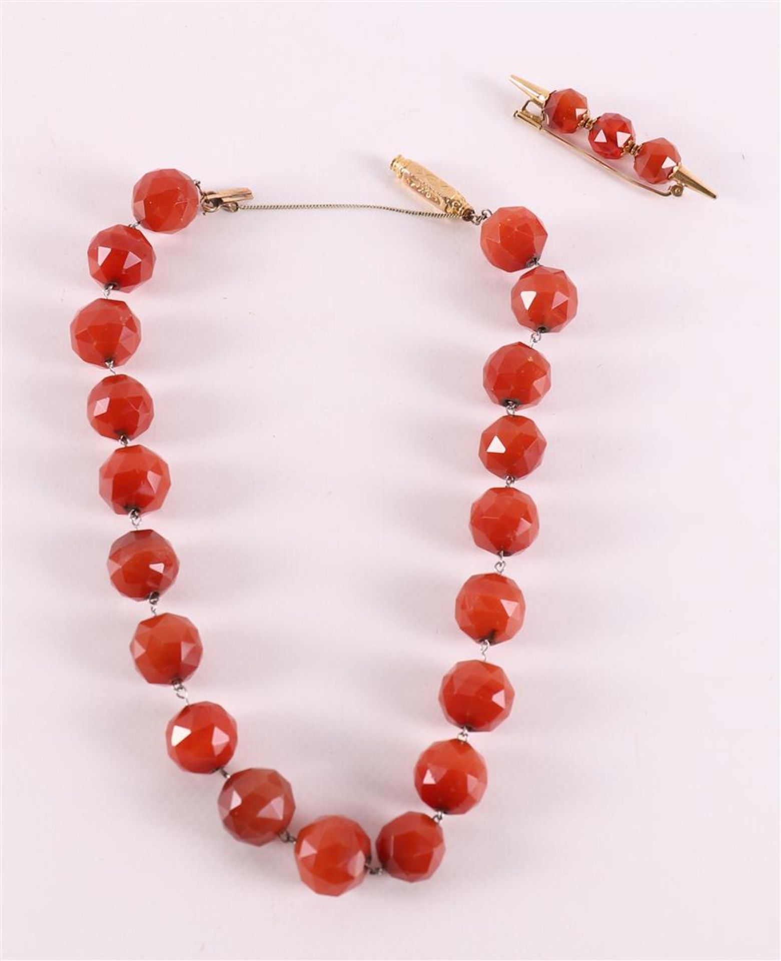 A faceted spherical carnelian necklace with a 14 kt gold clasp. - Image 2 of 2