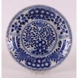 A blue/white porcelain contoured dish, China, Kangxi, around 1700.