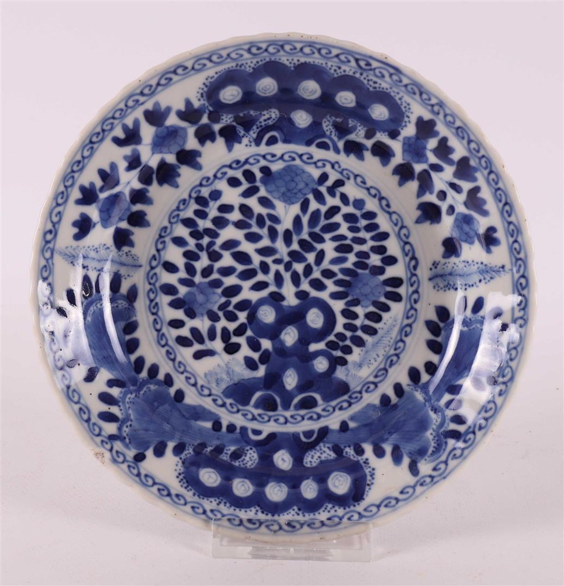 A blue/white porcelain contoured dish, China, Kangxi, around 1700.