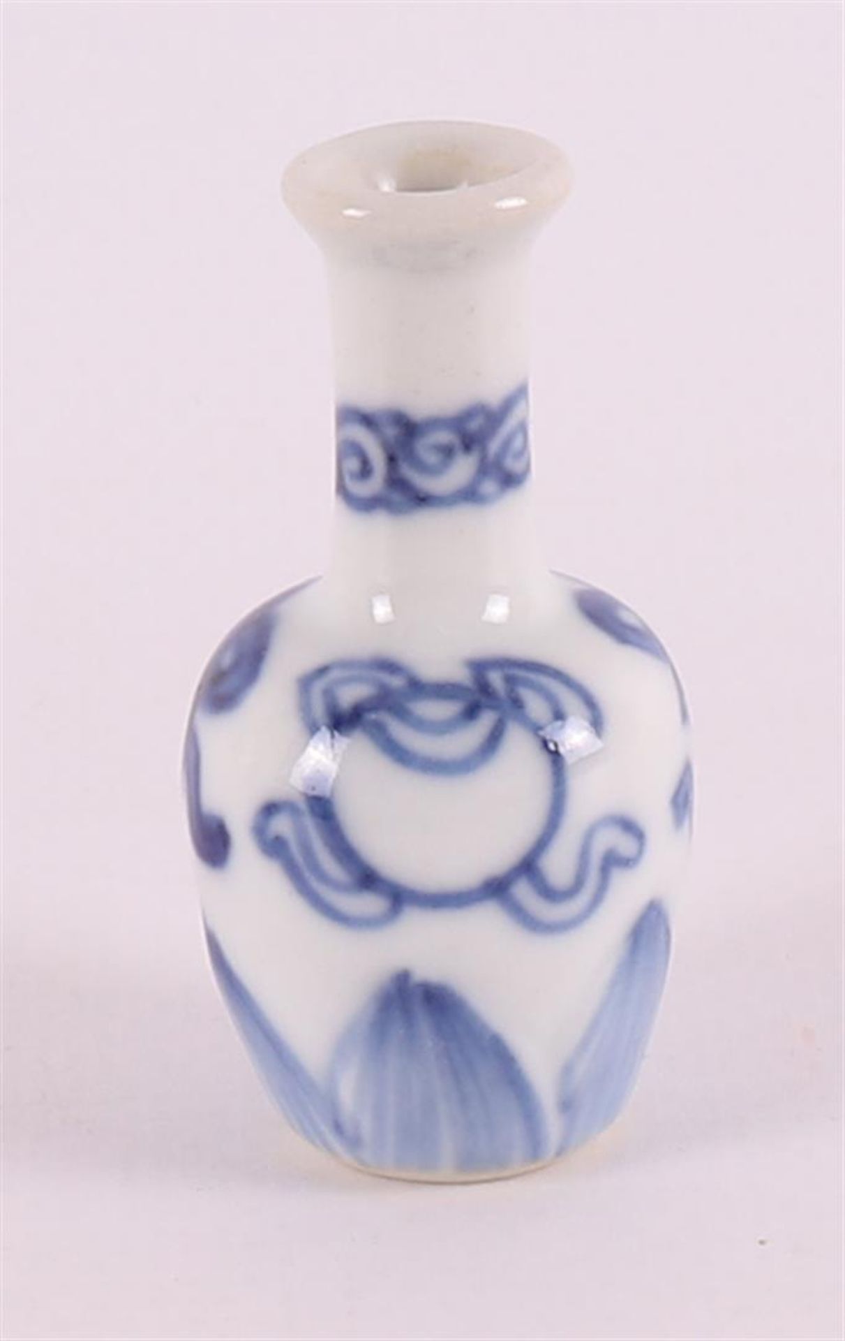 A lot of various Chinese porcelain, including 18th century. - Image 11 of 15
