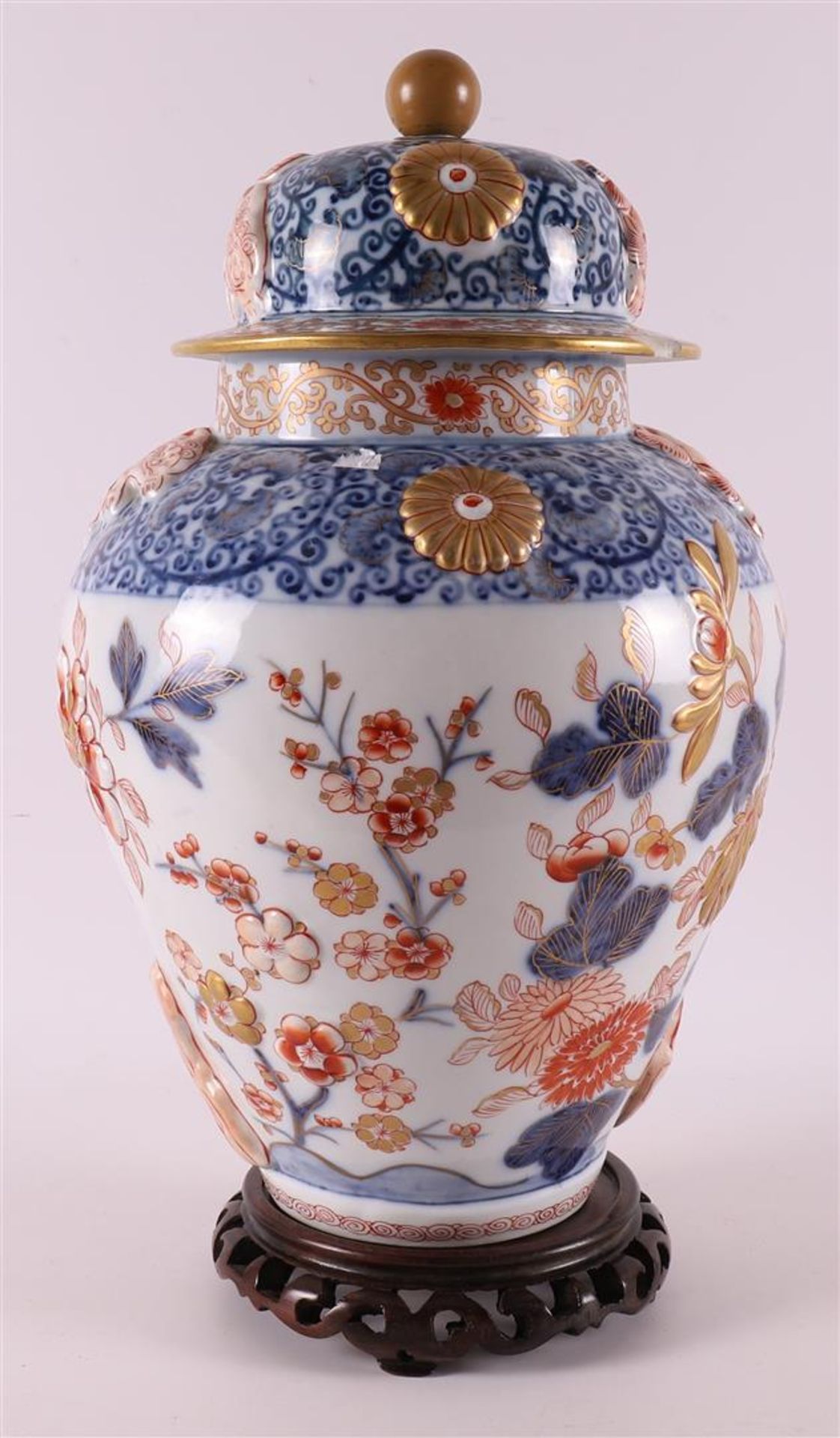 A baluster-shaped porcelain Imari lidded vase, France, Samson, 19th century - Image 3 of 9