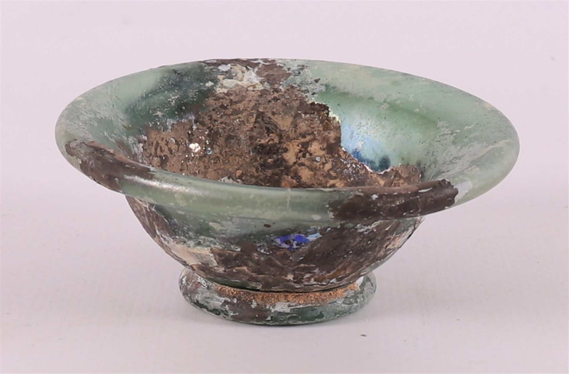 A Roman glass vase and bowl and bracelet, 2nd - 4th century. - Bild 9 aus 14