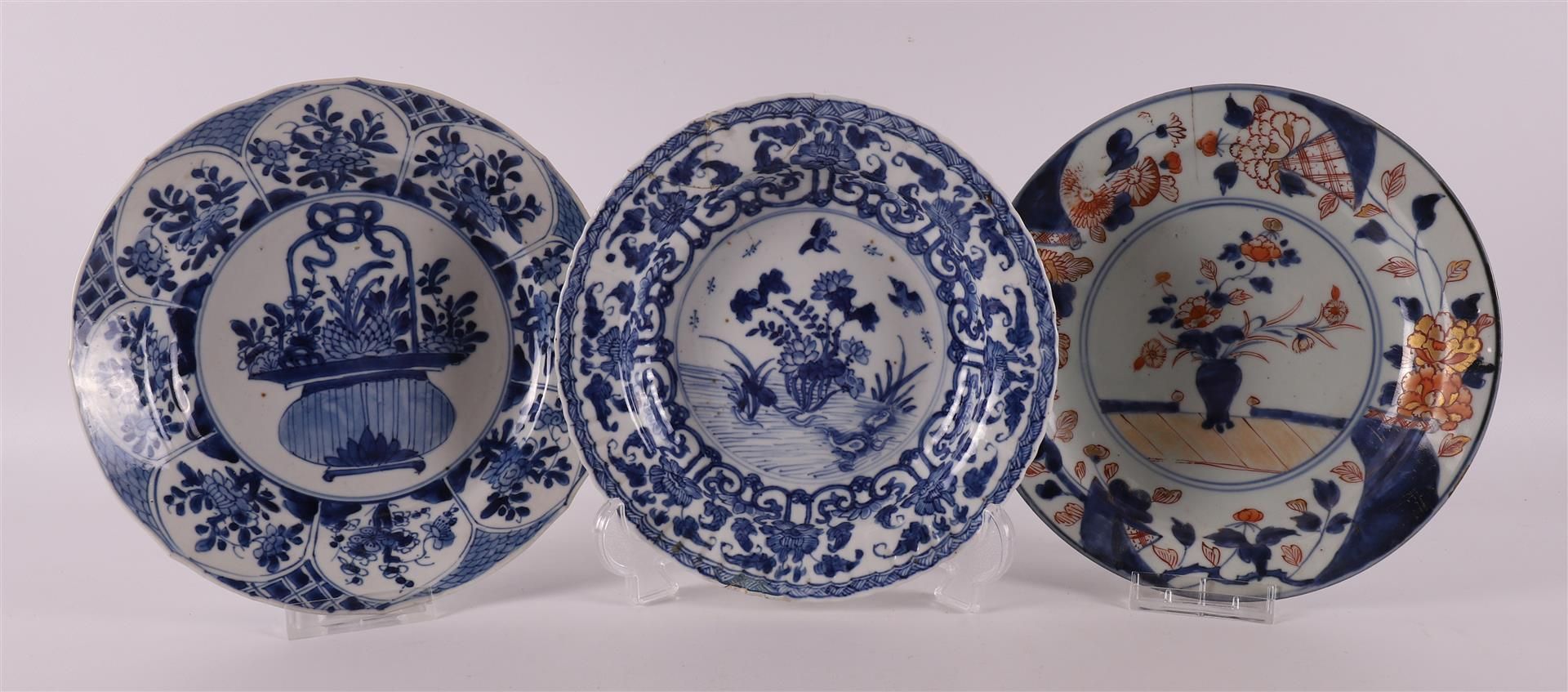 A blue/white porcelain dish, China, Kangxi, around 1700.