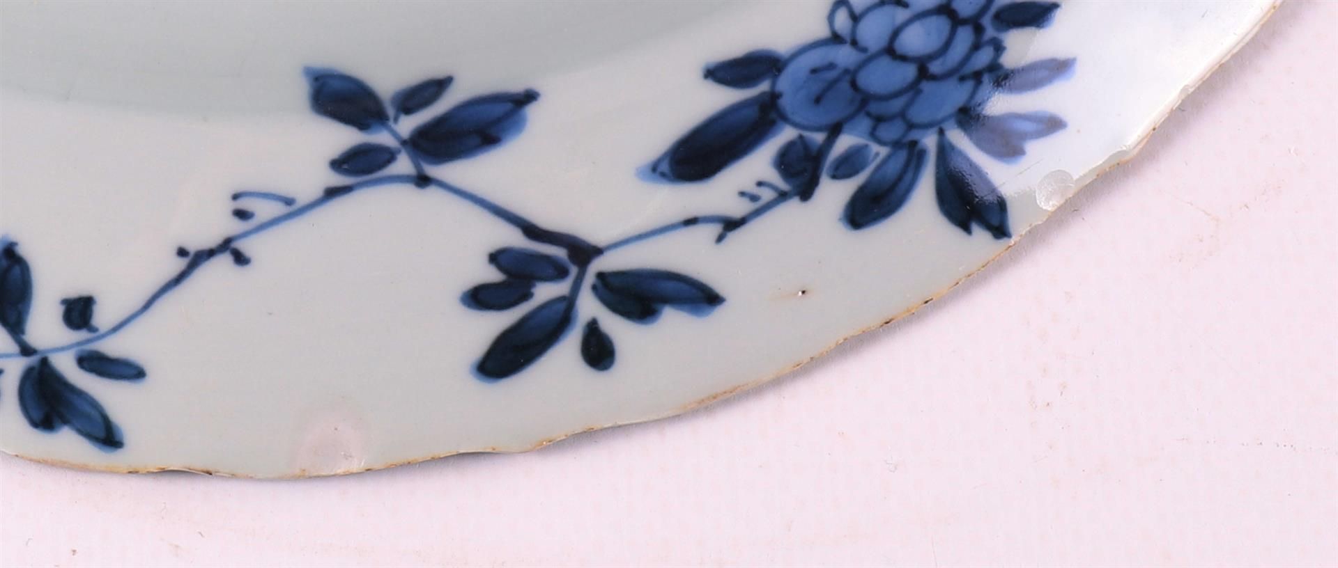 A blue/white porcelain contoured dish, China, Kangxi, around 1700. - Bild 8 aus 15