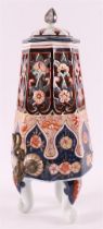 A porcelain coffee/tap jug with Chinoise decor, France, Samson, 19th century.