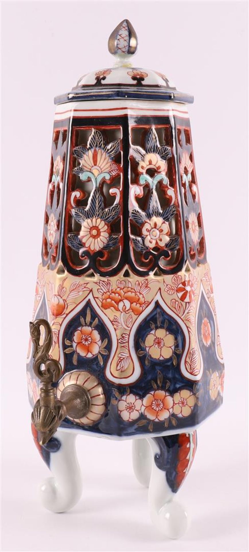 A porcelain coffee/tap jug with Chinoise decor, France, Samson, 19th century.