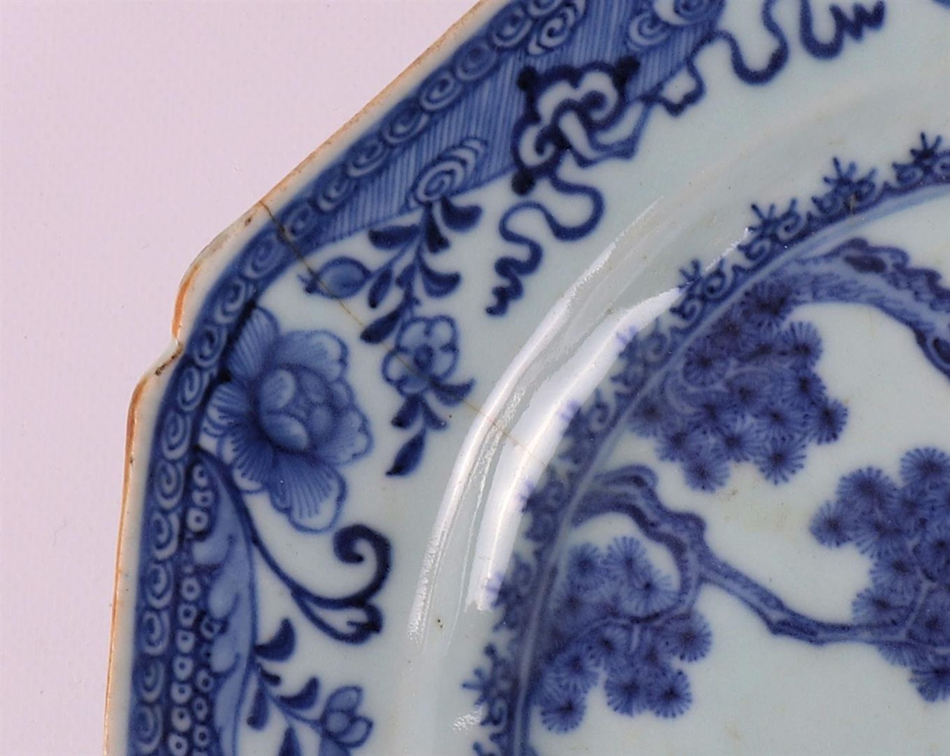 A blue/white porcelain assiette, China, Qianlong, 2nd half 18th century. - Image 2 of 3
