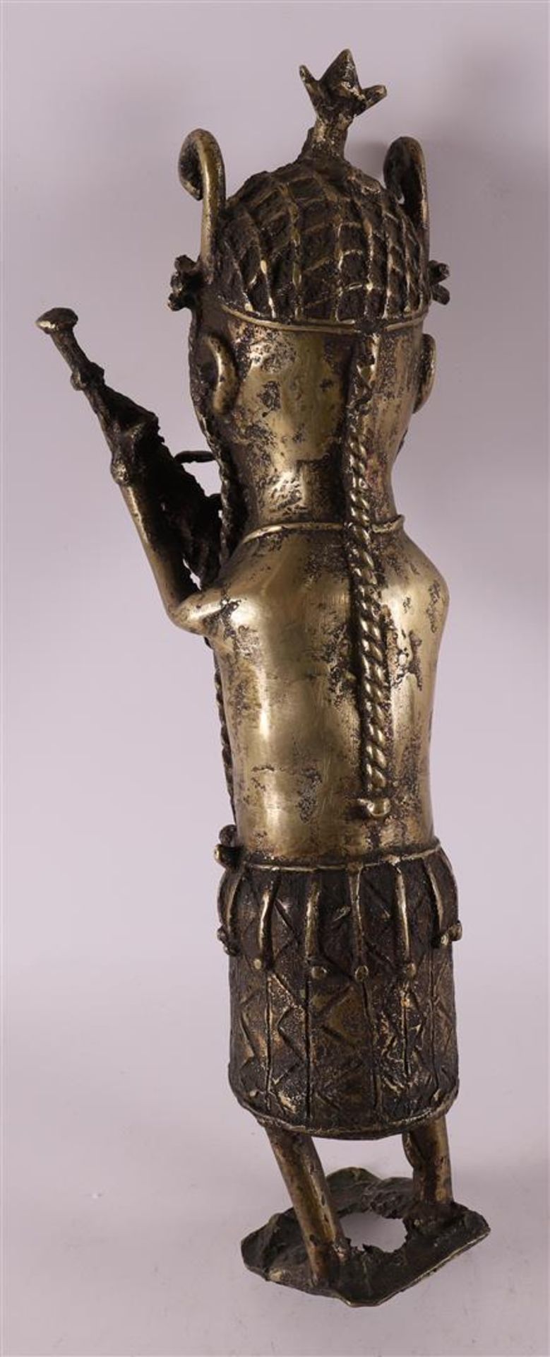 A Benin bronze of musician, Africa, Nigeria, 20th/21st century. - Bild 2 aus 4