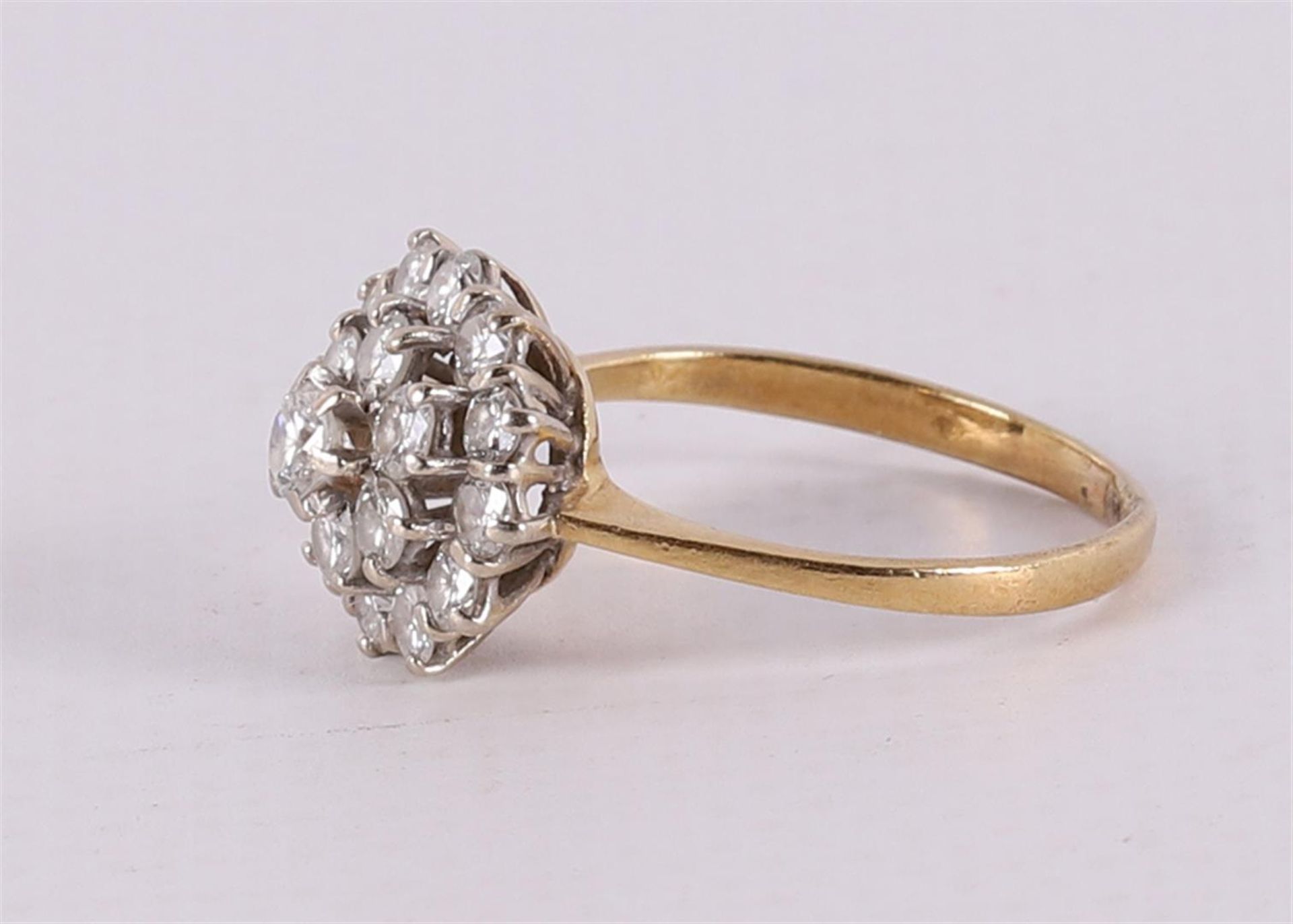 A 14 kt 585/1000 yellow gold entourage ring set with brilliant cut diamonds. - Bild 2 aus 2