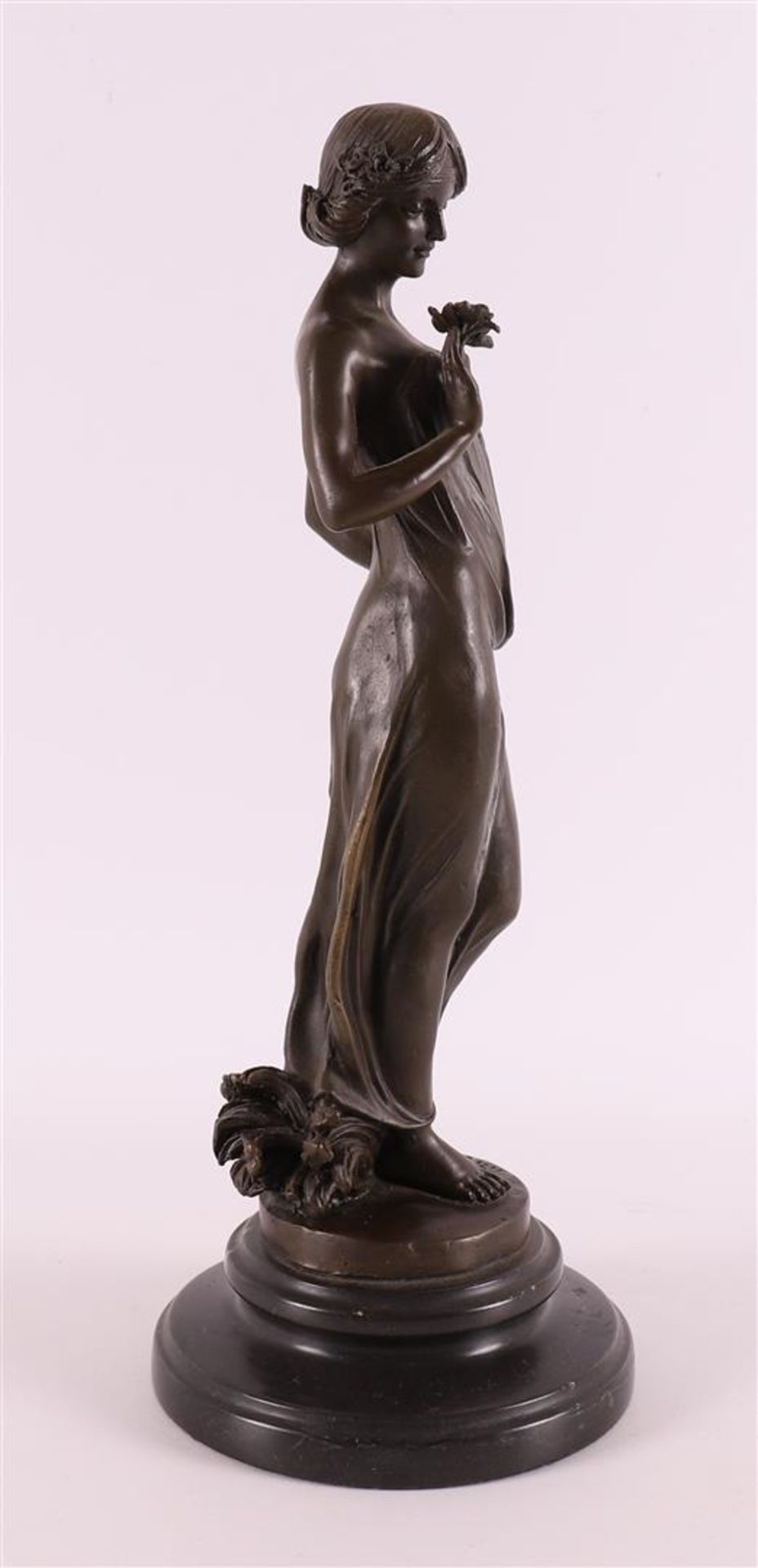 A brown patinated bronze sculpture of a woman after an antique example, 21st cen - Bild 4 aus 5