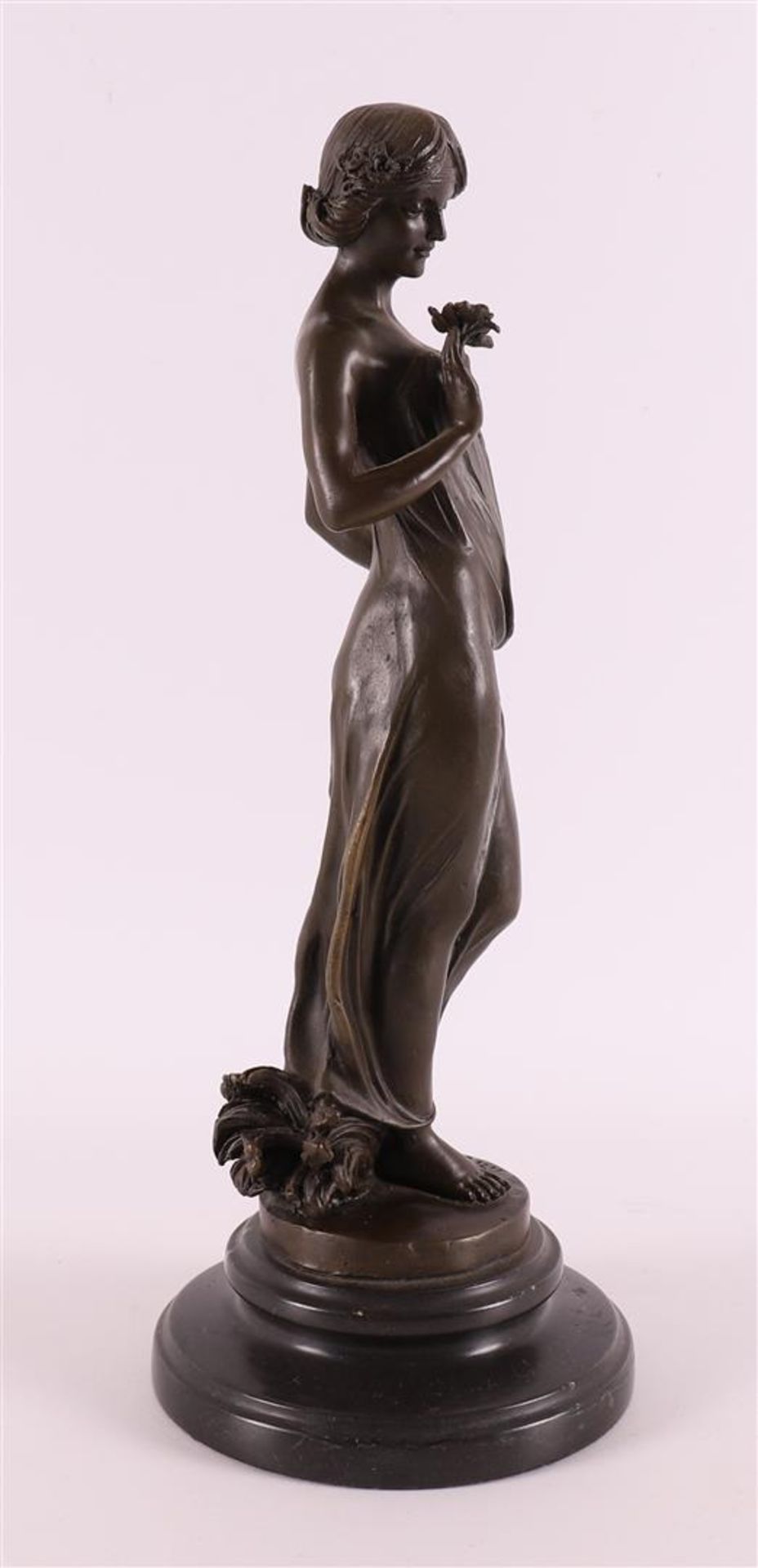 A brown patinated bronze sculpture of a woman after an antique example, 21st cen - Image 4 of 5