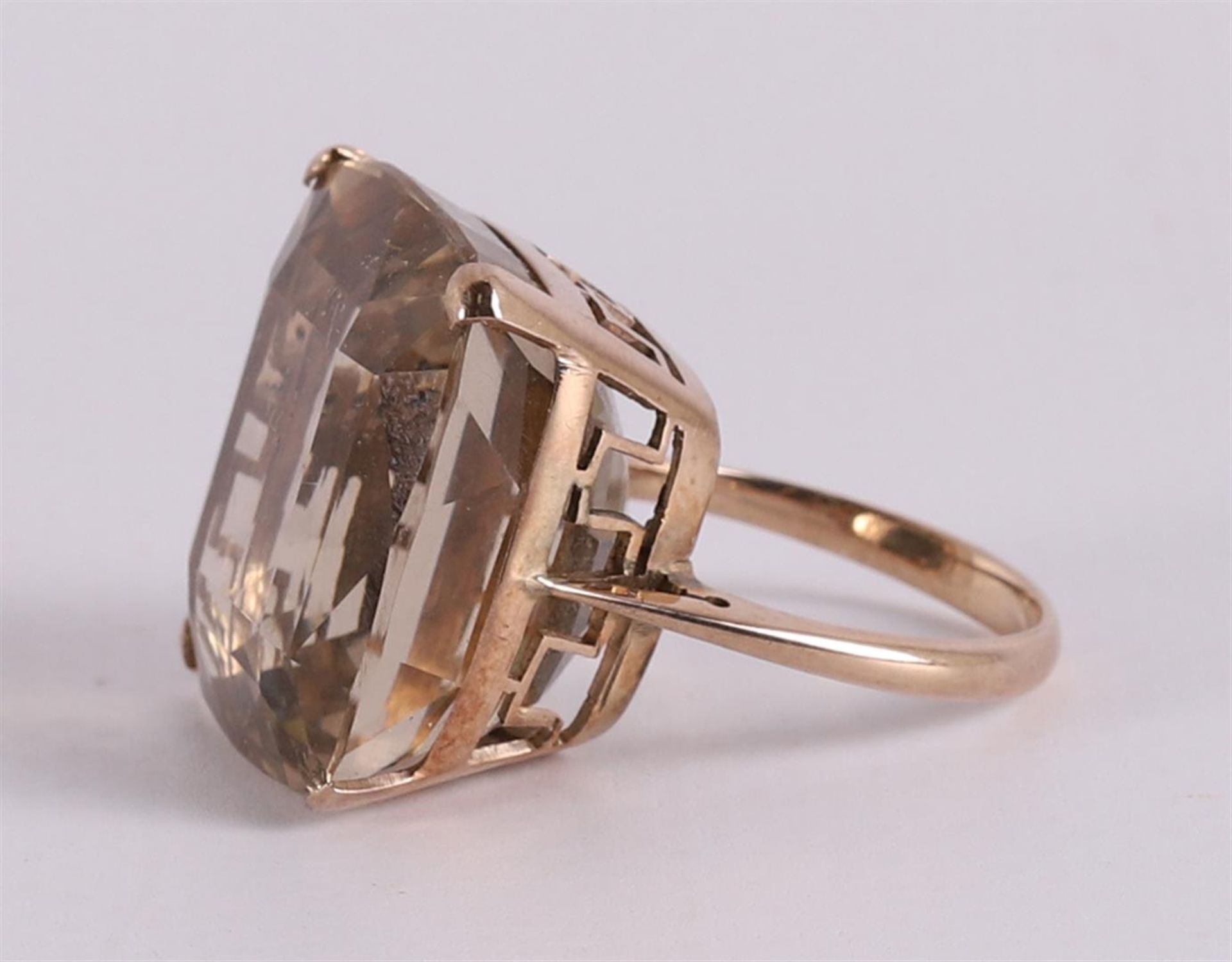 A bwg gold ring with square cut stone. - Bild 2 aus 2