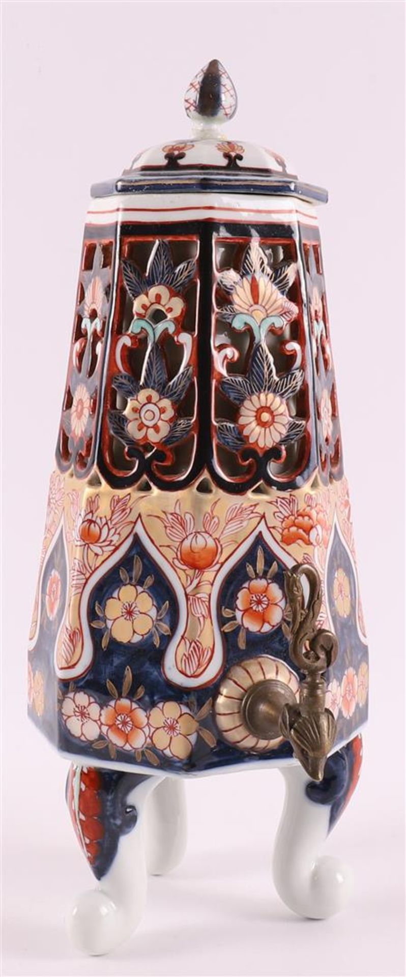 A porcelain coffee/tap jug with Chinoise decor, France, Samson, 19th century. - Image 2 of 10