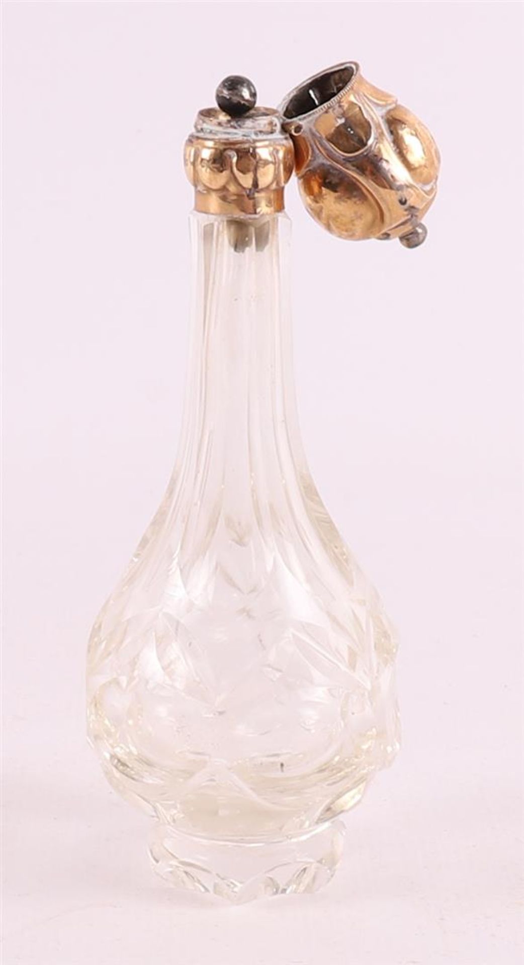 A clear crystal odor flask with gold lid, 19th century. - Bild 2 aus 2