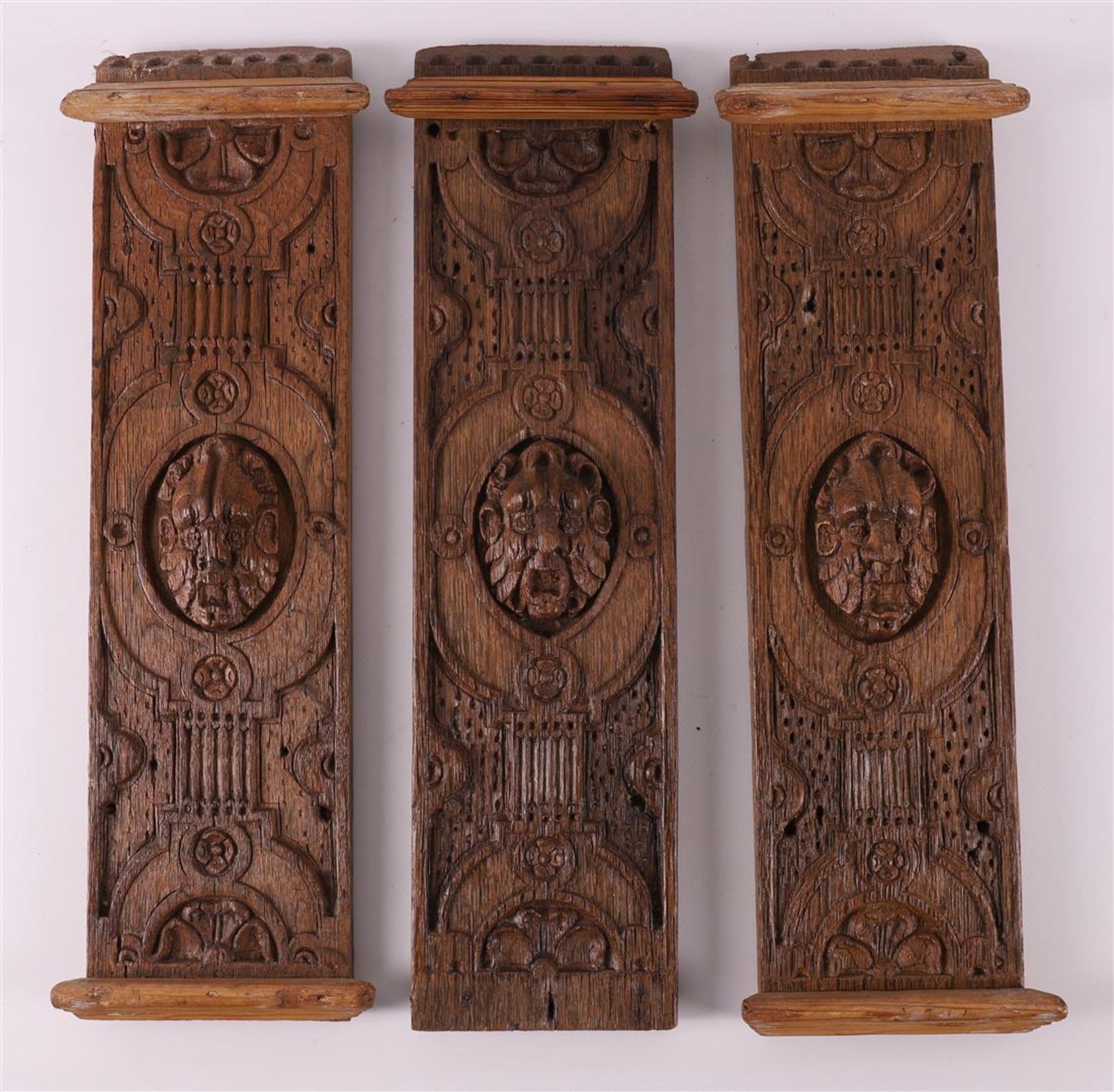Two carved wooden rosettes of ringed lion heads, 18th century - Image 4 of 5