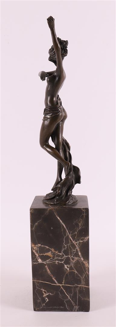 A brown patinated bronze female nude sculpture, after an antique example, - Bild 4 aus 6