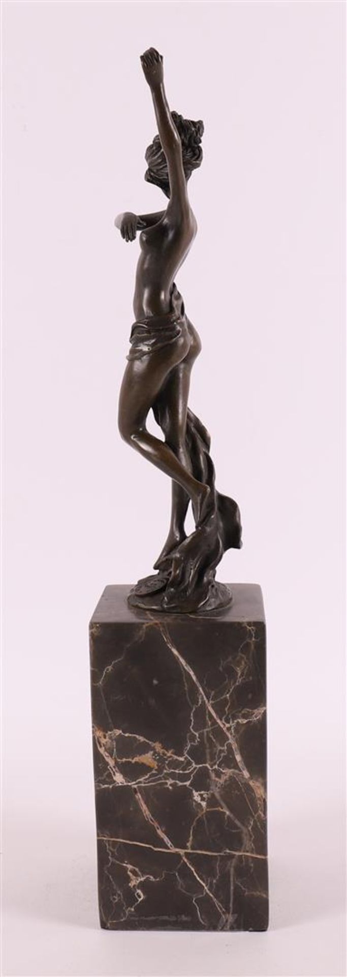 A brown patinated bronze female nude sculpture, after an antique example, - Image 4 of 6