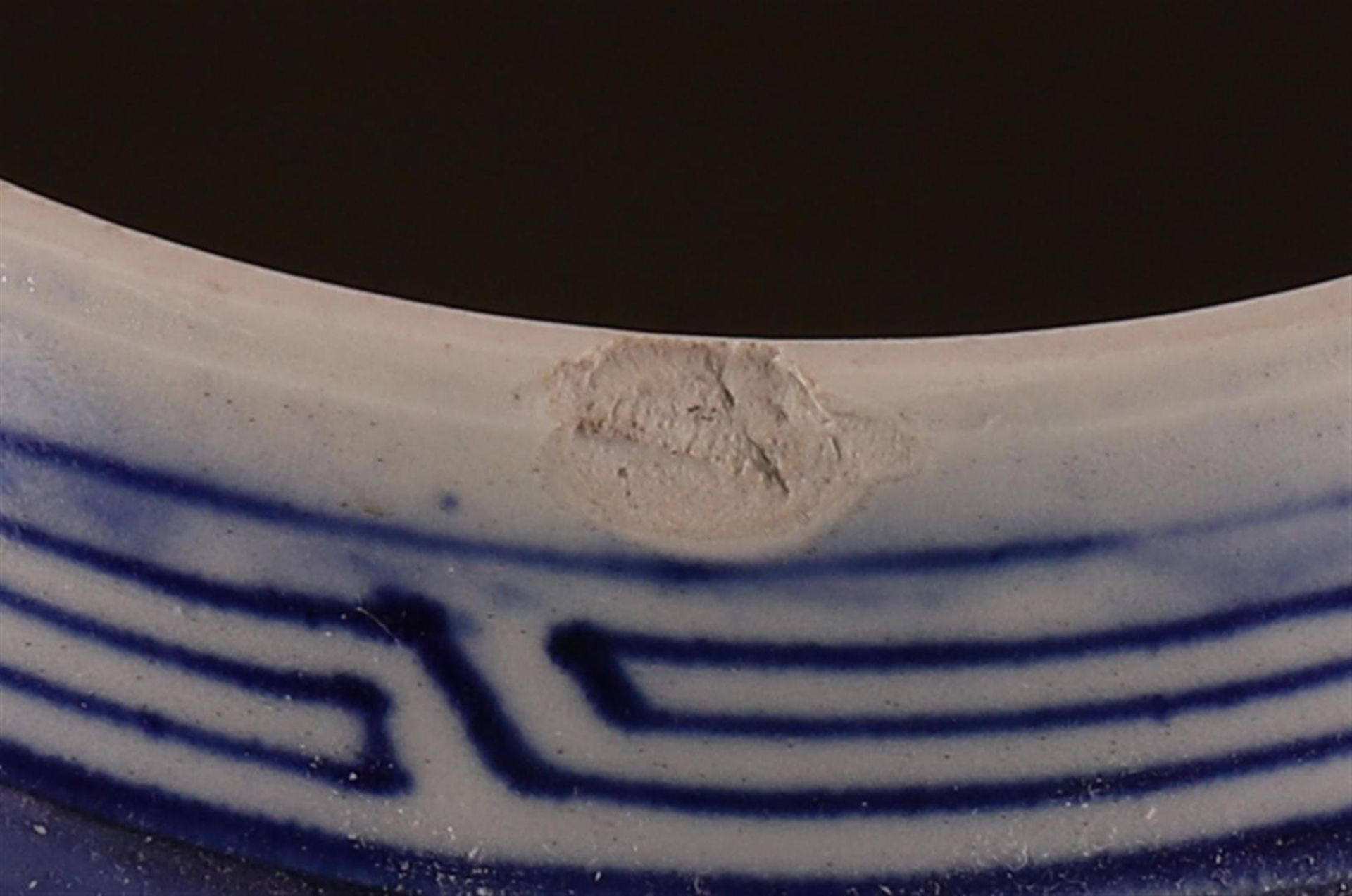 A blue/white porcelain vase with cover, China, 19th century. - Bild 7 aus 11