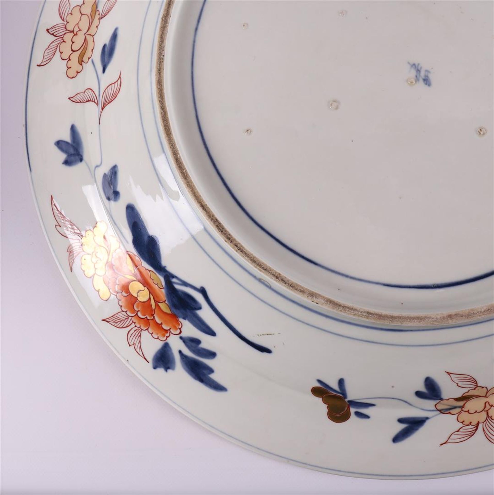 A large porcelain Imari dish, Japan, around 1700. - Bild 9 aus 11