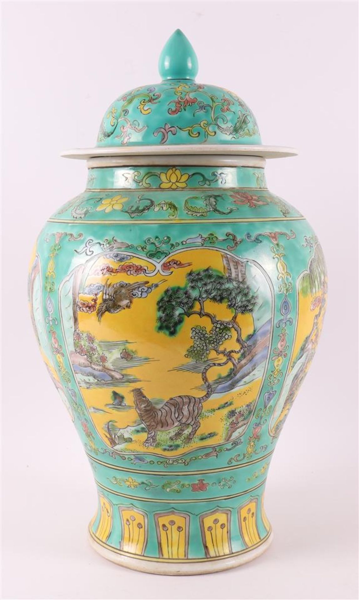 A pair of verte and jaune glazed lidded vases, China, around 1900. - Bild 11 aus 17