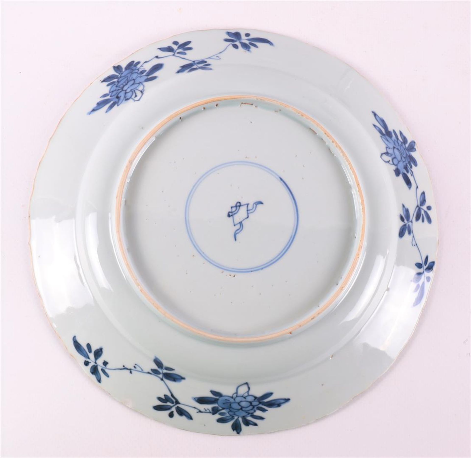 A blue/white porcelain contoured dish, China, Kangxi, around 1700. - Bild 7 aus 15