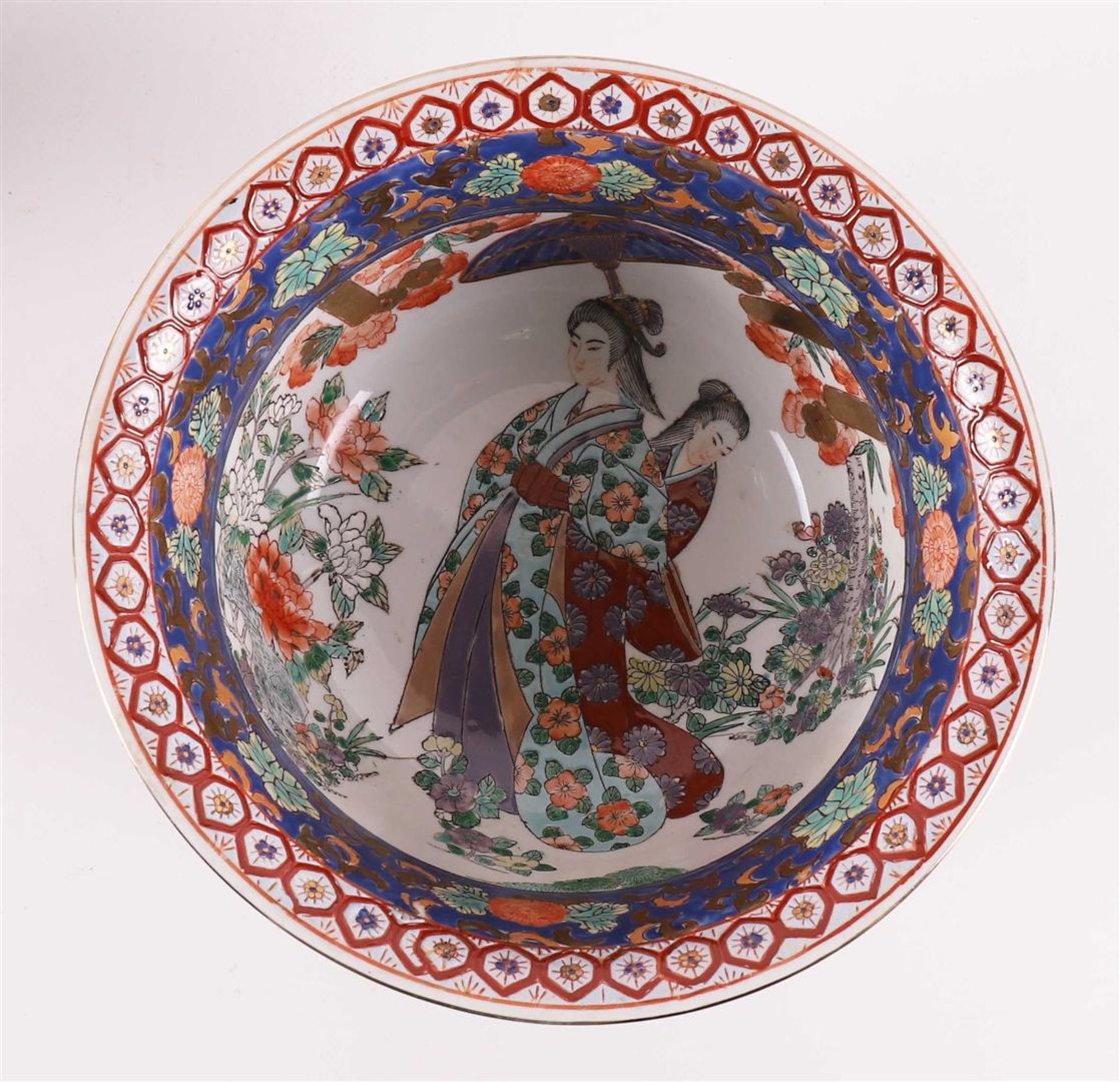 A pair of porcelain bowls on a stand, Japan, 20th century. - Bild 5 aus 8