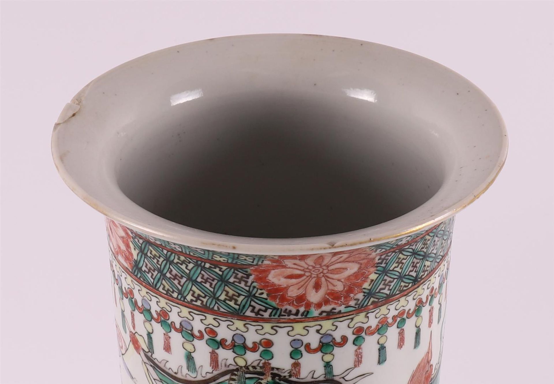 A cylindrical porcelain famille verte vase, China, circa 1900. - Bild 5 aus 8