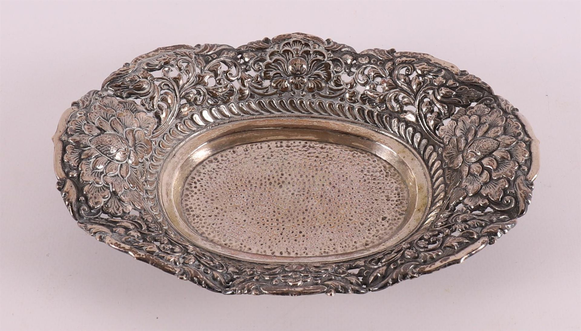 A Djokja 3rd grade 800/1000 silver oval bowl, 1st half 20th century.