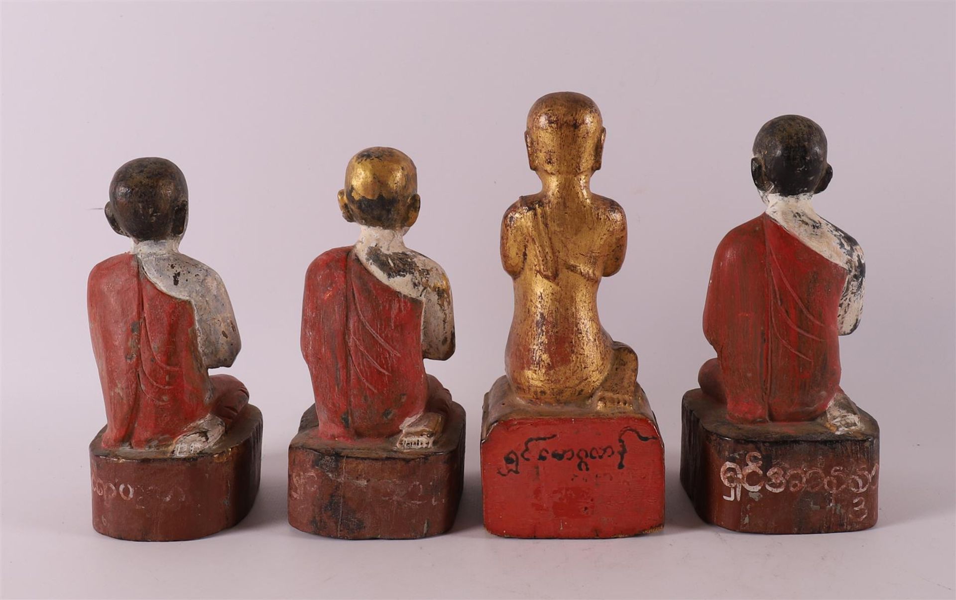 A series of carved wooden Burmese Buddhist monks, 19th/20th century - Bild 2 aus 5