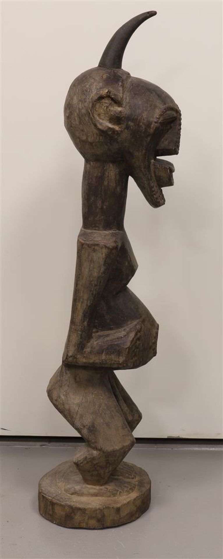 A carved wooden Songye Nkisi Fetish force statue, Congo, Africa, 20th century - Bild 3 aus 4