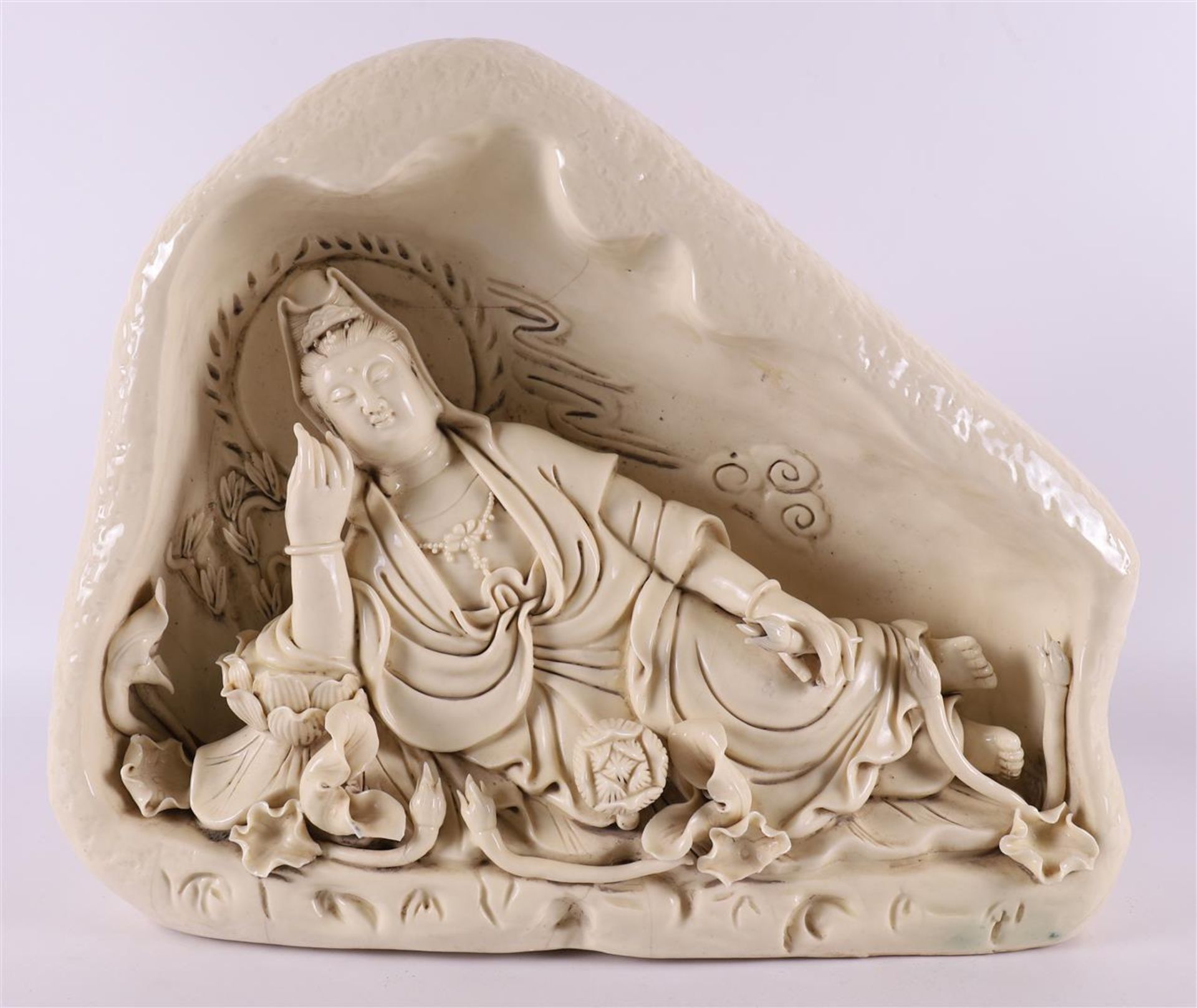 A Dehua porcelain blank de chine lying Kwan-yin on lotus crown, China - Image 2 of 6