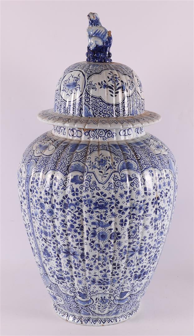 A Delft earthenware vase with lid, 19th/20th century. - Image 3 of 10